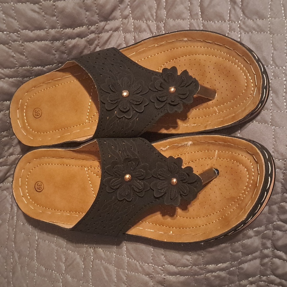 Black Flower Sandals NWOT sz 7